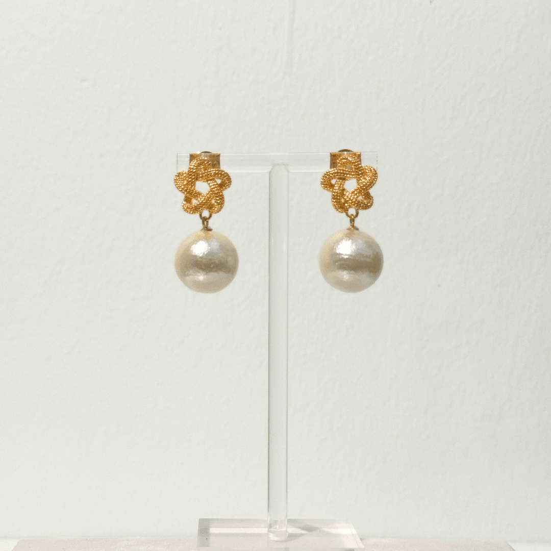 Eternity Champagne Pearl Perlenohrringe in Gold und Champagne von vorne
