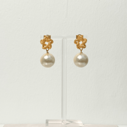 Eternity Champagne Pearl Perlenohrringe in Gold und Champagne von vorne
