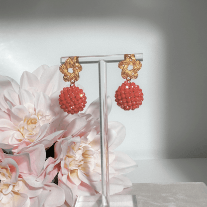 Eternity Coral Red Ohrringe mit facettierten Glasperlen in Korallrot