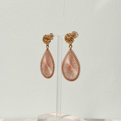 Seitenansicht der Knotted Boho Blush Statement Ohrringe von Pizzicato
