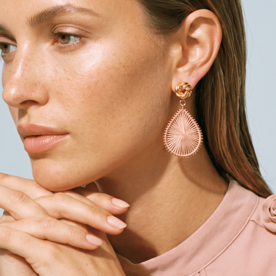 Knotted Boho Blush mit filigranem tropfenförmigem Anhänger in Blush am Model
