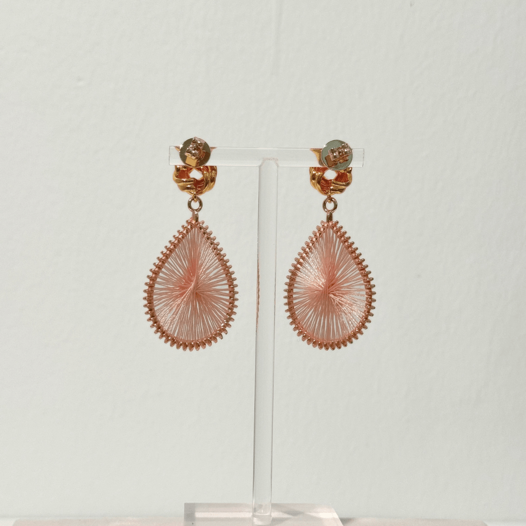 Rückansicht der Knotted Boho Blush Ohrringe mit filigranem Tropfen-Anhänger
