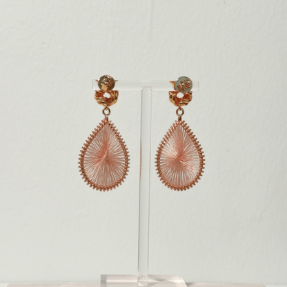 Rückansicht der Knotted Boho Blush Ohrringe mit filigranem Tropfen-Anhänger
