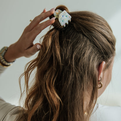 Twiggy Haarklammer Small Hearts in Sugarwhite von Pizzicato – nachhaltige Haarspange aus Cellulose-Acetat mit bunten Herzen, getragen im Haar