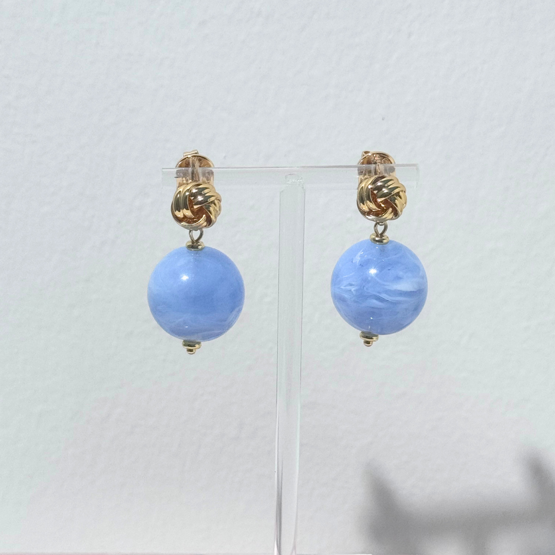 tatement Ohrringe mit eisblauer Resin-Kugel