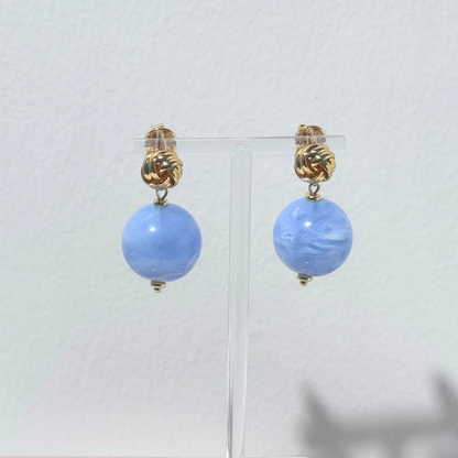 tatement Ohrringe mit eisblauer Resin-Kugel